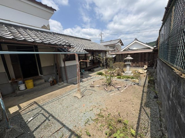 京丹波町須知　蔵のある家の外観|蔵（左）の外観