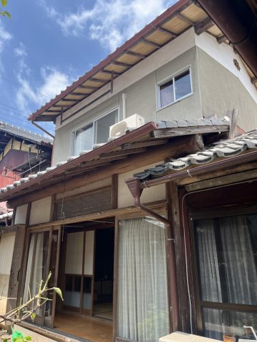 京丹波町須知　蔵のある家の外観|中庭から母屋の外観
