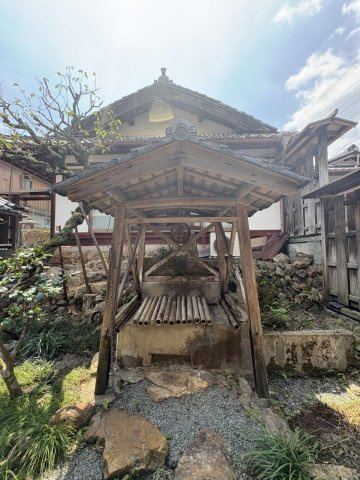 京丹波町須知　蔵のある家の庭|中庭の井戸
