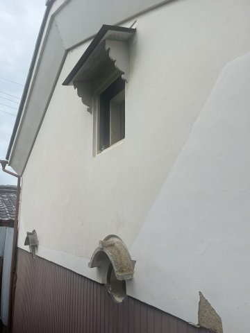 京丹波町須知　母屋・離れと白い蔵のある家の外観|敷地西側から見た蔵の外観。存在感のある白壁の蔵が残されています。