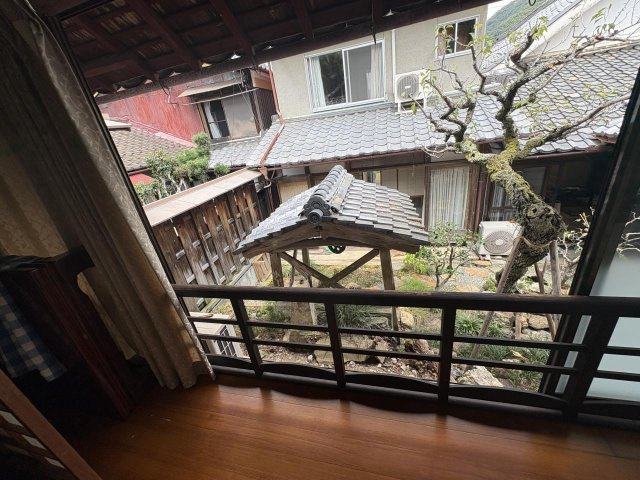 京丹波町須知　蔵のある家の庭|離れの縁側から中庭の井戸を見下ろす