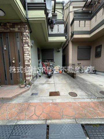 横沼町3丁目中古戸建の駐車場|お車をお持ちの方には必要な駐車場はスペース1台分有♪リビングと行き来でき買い物の後に便利です！