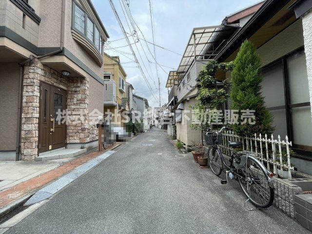 横沼町3丁目中古戸建の前面道路含む現地写真|当日予約も大歓迎です！土日祝、雨の日やお子様連れのお客様の送迎も可能ですのでお気になさらずお問合せ下さい。お仕事終わりのお時間にも柔軟に対応致しますのでお気軽にお申し付け下さいませ。