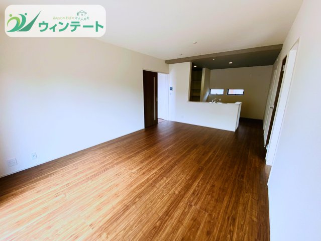 第3石岡市山崎　新築戸建の居間・リビング|ナチュラルカラーで統一された落ち着いたLDK。対面キッチンで家族との距離がぐっと近づきます。