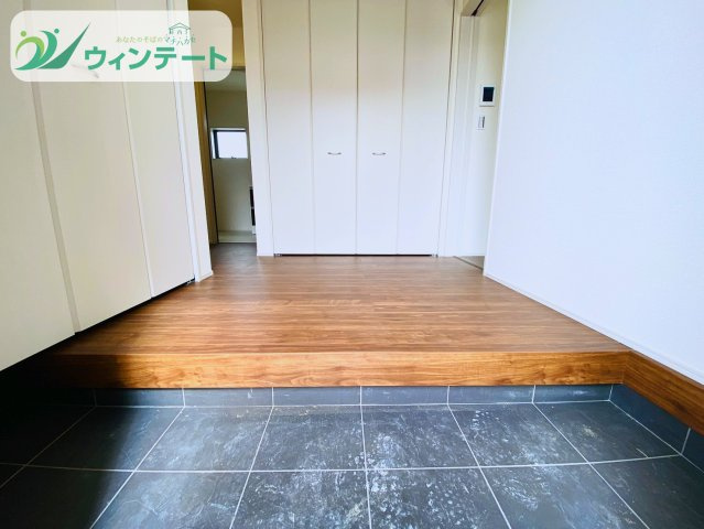 第3石岡市山崎　新築戸建の玄関|明るい玄関。家族や来客を気持ちよく迎えられる空間です。