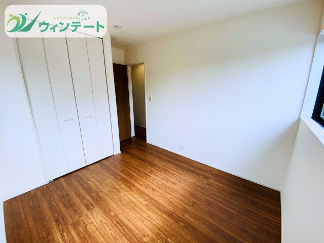 第3石岡市山崎　新築戸建の洋室|未就学のお子様の成長に合わせて使える広々洋室。落ち着いた空間で集中力が高まるかも！