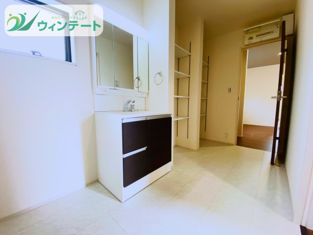 第3石岡市山崎　新築戸建の独立洗面台|シンプルなデザインの洗面台。毎日の支度を快適にする機能性と清潔感を両立しています。