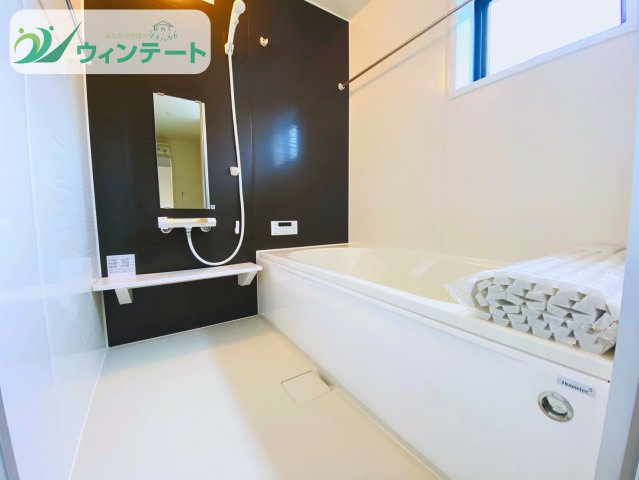 第3石岡市山崎　新築戸建の浴室|広々とした浴室はゆとりある一坪サイズ。浴室乾燥機でカビの発生を防ぎ、いつでも清潔に保てます。快適なバスタイムをどうぞ。