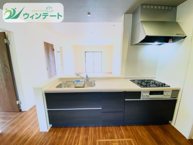 第3石岡市山崎　新築戸建のキッチン|料理中でも家族や友人とのコミュニケーションがとりやすく、効率的な導線が生まれます。