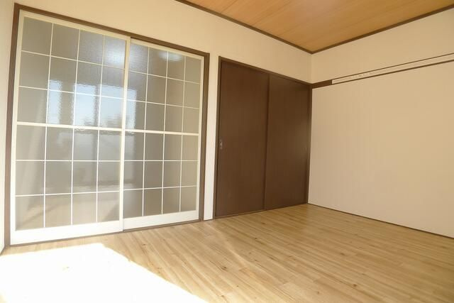 稲荷山ハイツの居間・リビング