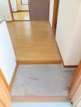 誠ビルの玄関