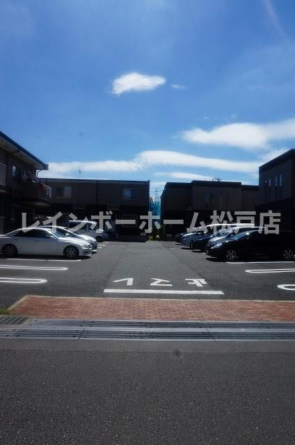 松戸市常盤平柳町の賃貸マンションの駐車場|駐車スペースもあります