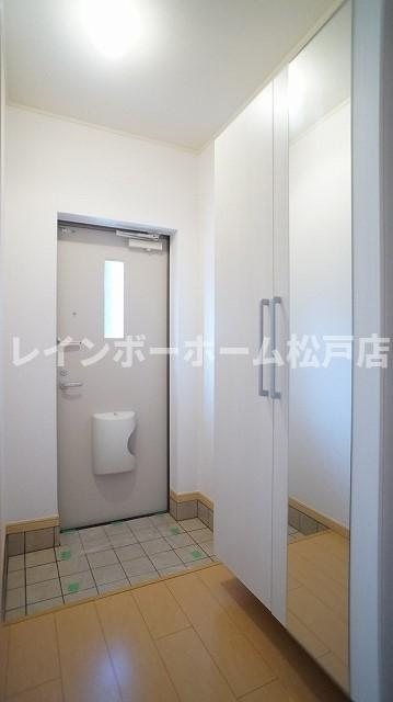 松戸市常盤平柳町の賃貸マンションの玄関|ゆったりとした玄関です