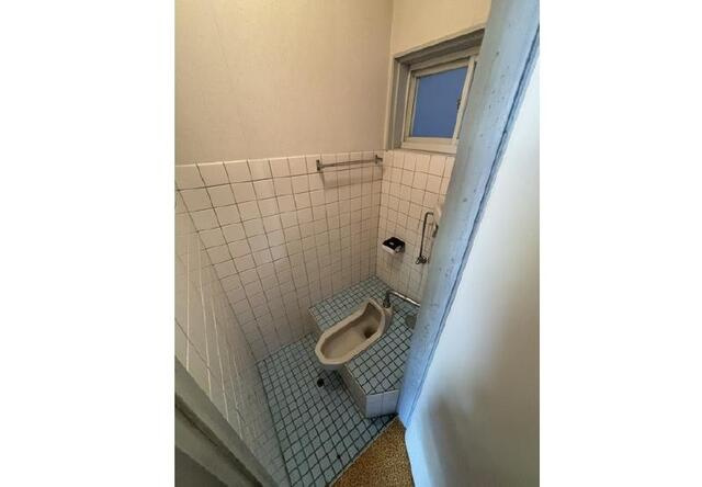 「屋上と車庫がある家」高知市寿町　中古一戸建てのトイレ|車庫にもトイレ付☆作業中やお出かけ前後にも便利に使えます