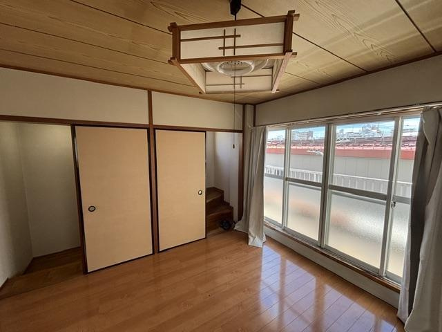 「屋上と車庫がある家」高知市寿町　中古一戸建ての洋室|寝室や趣味の部屋としても活用できる洋室☆大きな窓からベランダへの出入りもラクラクです♪