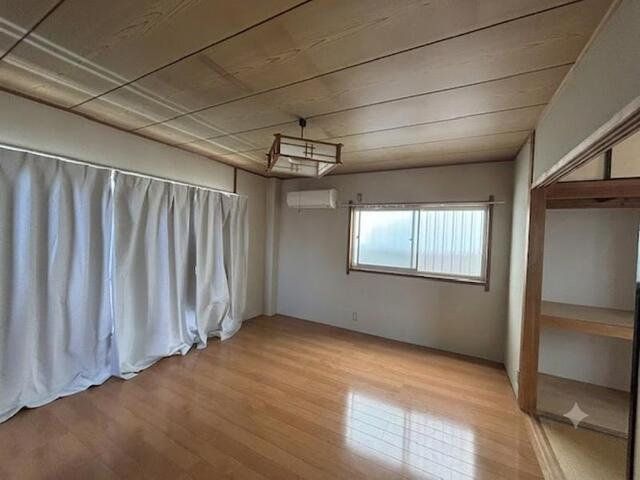 「屋上と車庫がある家」高知市寿町　中古一戸建ての洋室|二面の窓から自然光が差し込む明るい洋室♪