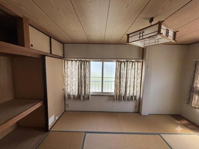 「屋上と車庫がある家」高知市寿町　中古一戸建ての和室|和室を開放して、隣の洋室と間続きの大空間としても♪