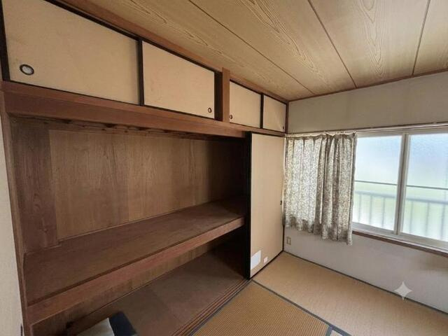 「屋上と車庫がある家」高知市寿町　中古一戸建ての和室|和室には収納力のある押し入れ付き☆