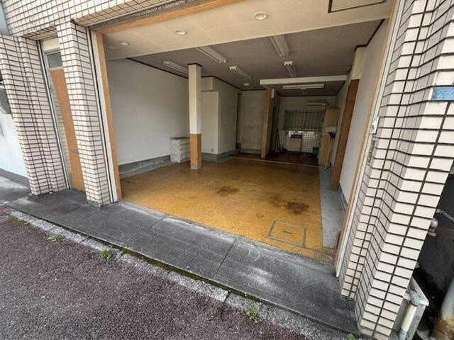 「屋上と車庫がある家」高知市寿町　中古一戸建ての駐車場|雨の日も安心の車庫☆