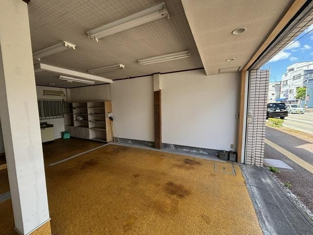 「屋上と車庫がある家」高知市寿町　中古一戸建ての駐車場|車庫は電動シャッター付きです♪