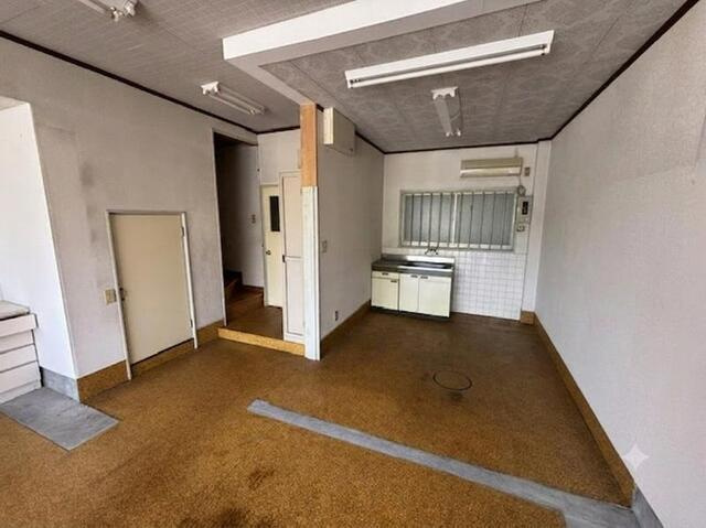 「屋上と車庫がある家」高知市寿町　中古一戸建ての駐車場|車庫の奥にはミニキッチンなどの水回り付き♪
