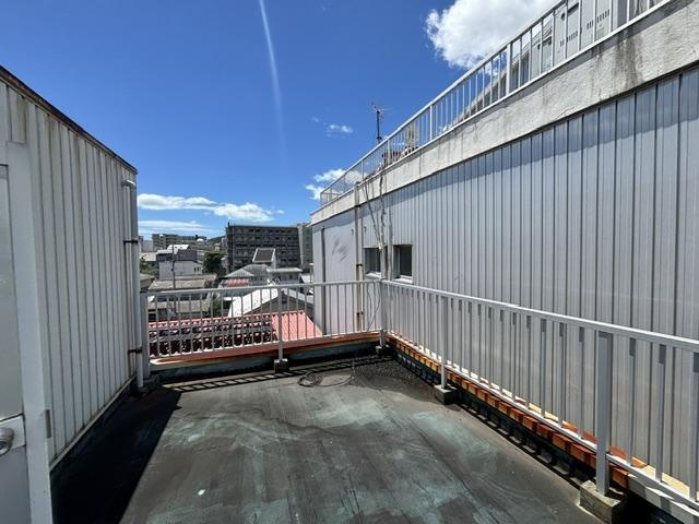 「屋上と車庫がある家」高知市寿町　中古一戸建ての展望|日差しが明るい昼間も星を眺める夜も見晴らしを楽しめます♪