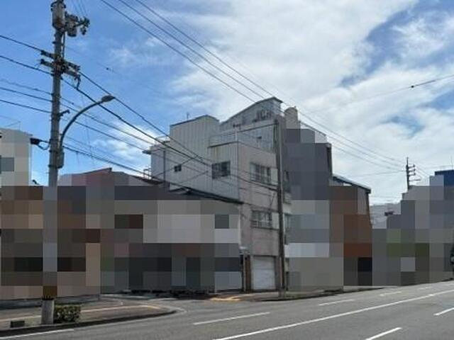 「屋上と車庫がある家」高知市寿町　中古一戸建ての前面道路含む現地写真|前面は幅員の広い道路に面しています☆