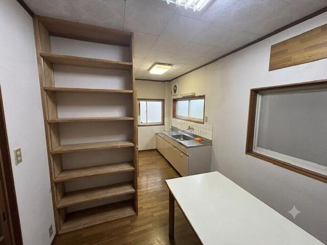 「屋上と車庫がある家」高知市寿町　中古一戸建てのキッチン|窓からの自然光でキッチン周りは明るい空間です♪