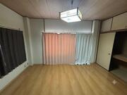 「屋上と車庫がある家」高知市寿町　中古一戸建ての洋室|洋室には押し入れがあり、日ごろ使うものを収納できます☆