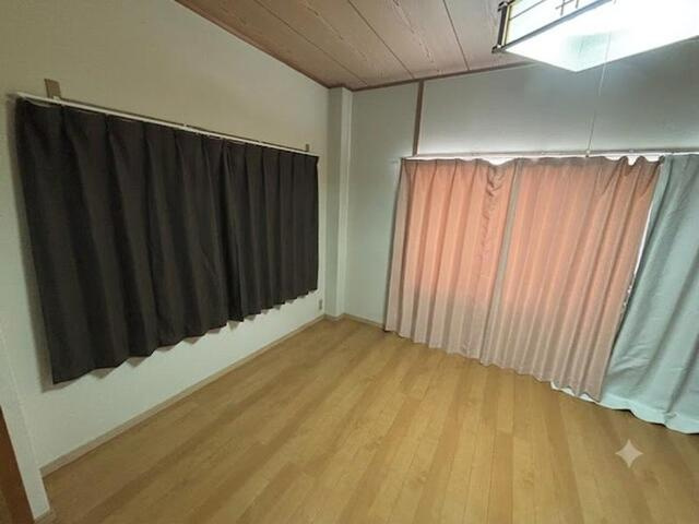 「屋上と車庫がある家」高知市寿町　中古一戸建ての洋室|ダイニングキッチン横の洋室を開放してリビングとして活用することも可能♪