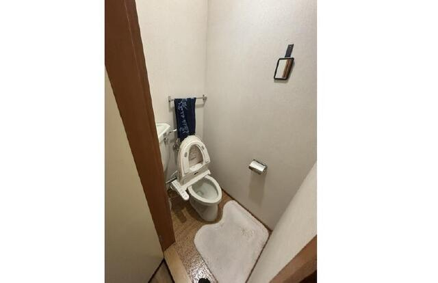 「屋上と車庫がある家」高知市寿町　中古一戸建てのトイレ|トイレが二ヶ所にあり、あわただしい朝も安心♪