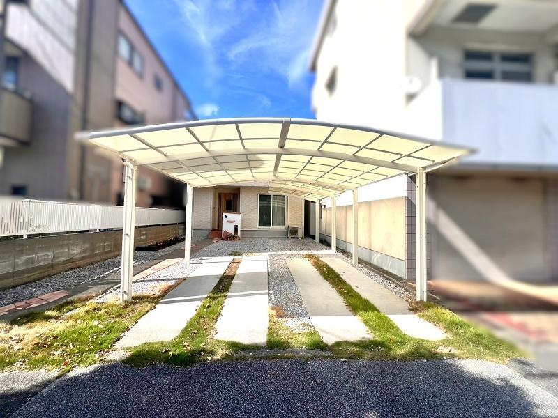 高知市和泉町　中古戸建ての駐車場