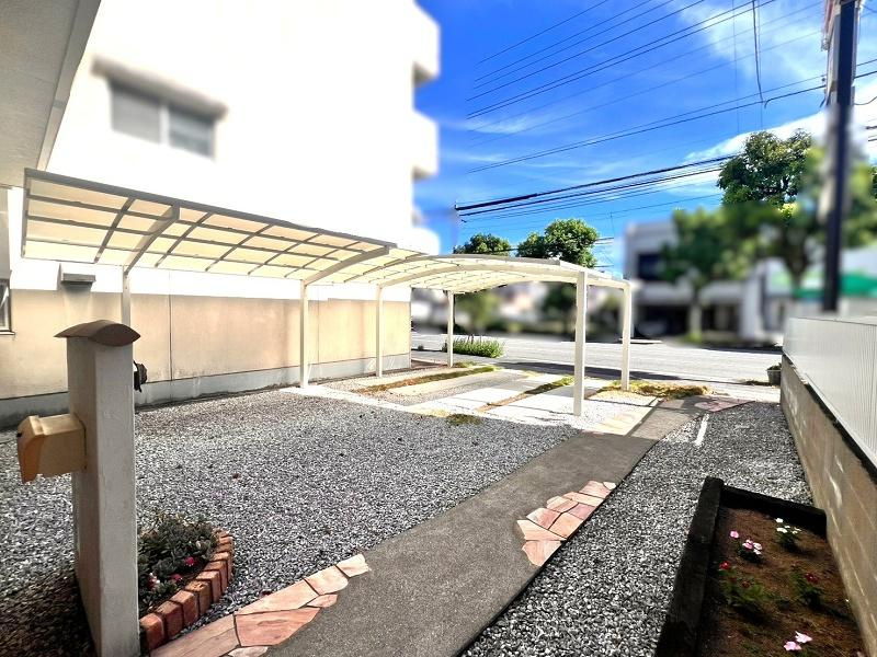 高知市和泉町　中古戸建ての駐車場