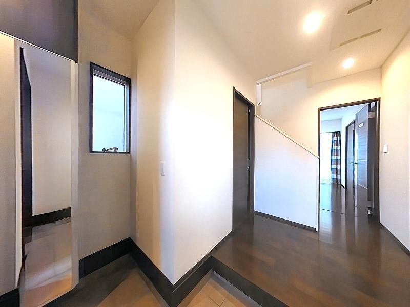 高知市和泉町　中古戸建ての玄関