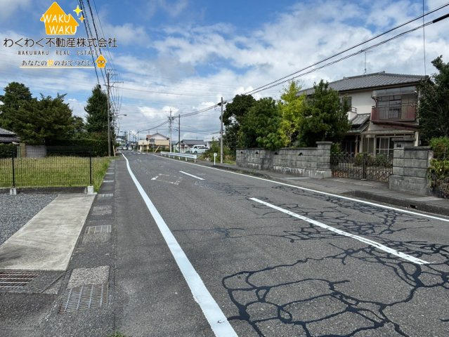 中古戸建の前面道路含む現地写真