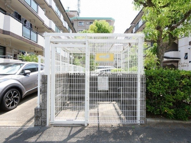 チェリーアベニュー南茨木B棟の駐車場