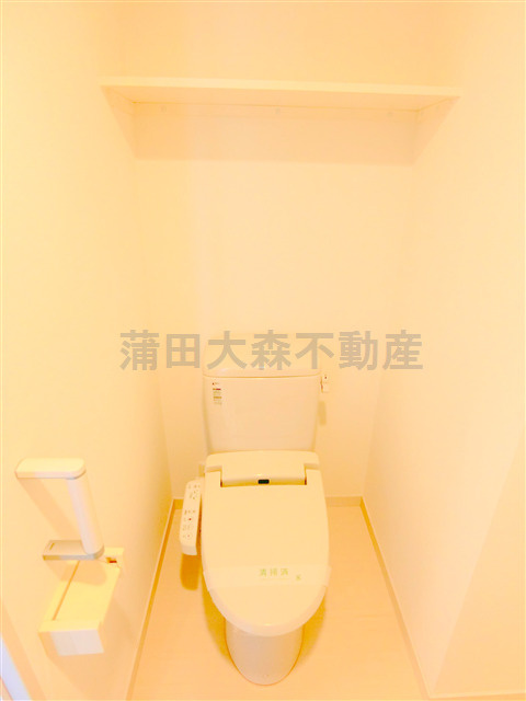 エアフレックス羽田のトイレ|棚と温水洗浄便座付きのトイレ
