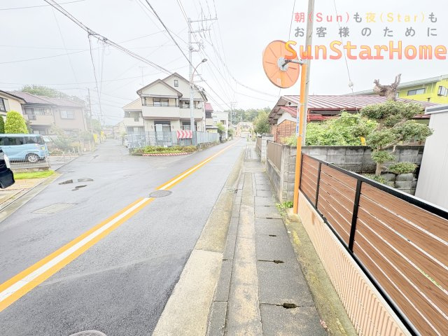 【サンスターホーム】羽村市羽加美3丁目　未来エコ住宅新築2号棟の前面道路含む現地写真