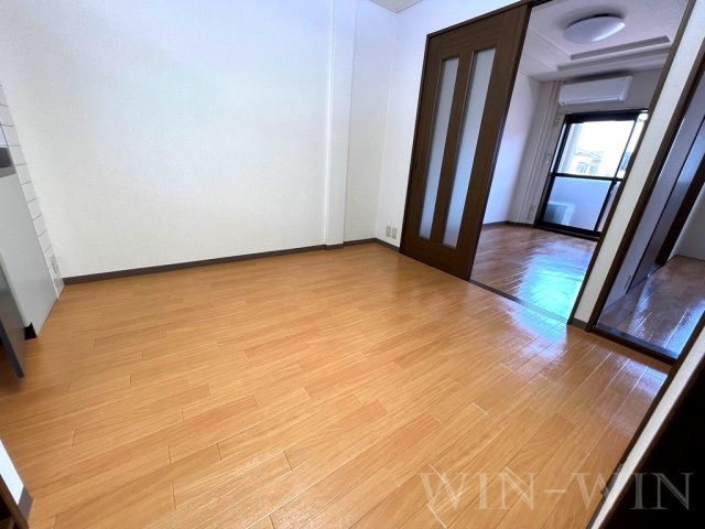 ノーブルタウン新栄の居間・リビング|イメージ（同建物内別部屋の写真です）
