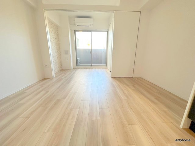 セレニテ本町東リアン　仲介手数料無料の居間・リビング