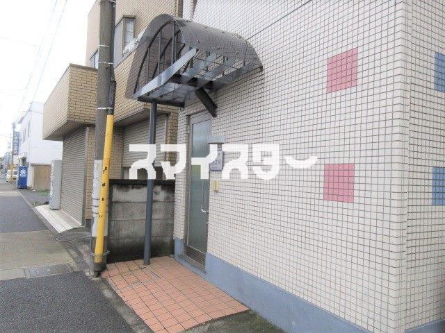 昭島市郷地町１丁目の賃貸マンションのエントランス