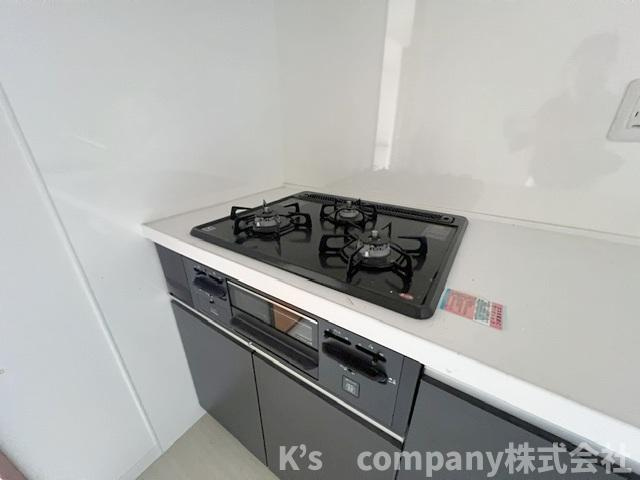 ◎高座郡寒川町一之宮７丁目　ソフィア茅ヶ崎A棟のキッチン|三口ガスコンロでお料理の幅が広がります◇