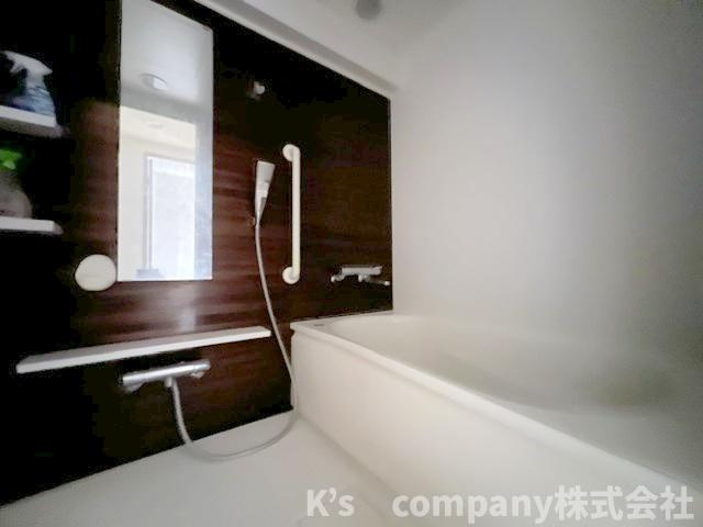 ◎高座郡寒川町一之宮７丁目　ソフィア茅ヶ崎A棟の浴室|濃い色調のアクセントパネルで、落ち着いた印象になり一日の疲れを癒す心地の良い空間☆