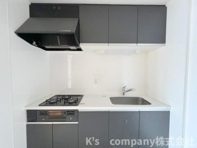 ◎高座郡寒川町一之宮７丁目　ソフィア茅ヶ崎A棟のキッチン|吊戸棚収納の充実しているシステムキッチン☆普段使いの少ない調理器具や調理家電の保管に便利です◇