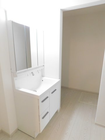 名古屋市中村区二ツ橋町２丁目の新築一戸建の独立洗面台|◇洗面脱衣室◇　　三面鏡シャンプードレッサー　タオルや洗濯用品が片付く収納スペース完備