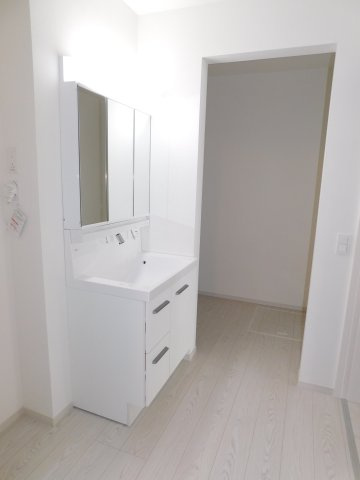 名古屋市中村区二ツ橋町２丁目の新築一戸建の独立洗面台|◇洗面脱衣室◇　　三面鏡シャンプードレッサー　タオルや洗濯用品が片付く収納スペース完備