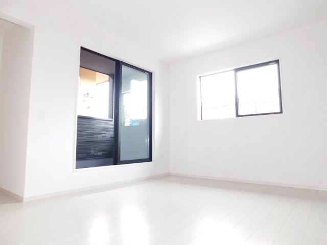 名古屋市中村区二ツ橋町２丁目の新築一戸建の洋室|◇洋室◇　　明るい洋室７．８帖　ウォークインクローゼット完備！　バルコニー付き♪