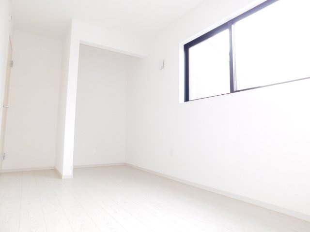 名古屋市中村区二ツ橋町２丁目の新築一戸建の洋室|◇洋室◇　　明るい洋室５．５帖　収納スペース完備！