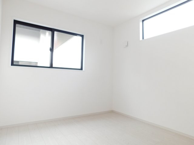 名古屋市中村区二ツ橋町２丁目の新築一戸建の洋室|◇洋室◇　　明るい洋室５．０帖　収納スペース完備！
