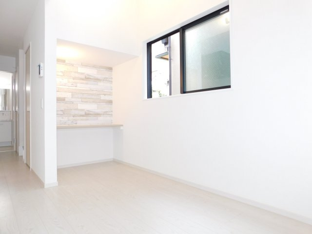 名古屋市中村区二ツ橋町２丁目の新築一戸建の居間・リビング|◇スタディカウンター◇　　お子様の勉強やワークスペースに利用できるカウンタ付き！　上部吹抜